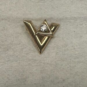18kt gold V pendant with stone
